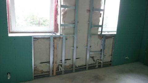 Menyelaraskan dinding dengan drywall di peti