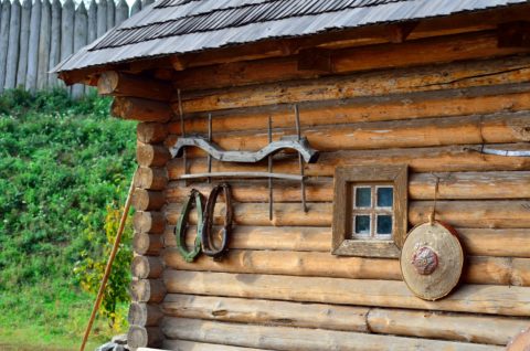 Dinding kayu di rumah desa yang diperbuat daripada kayu balak