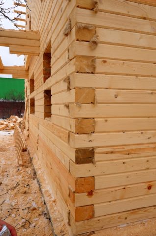 Dinding kayu yang diperbuat daripada kayu