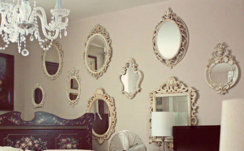 Beberapa cermin dalam rangka yang indah untuk dalaman klasik