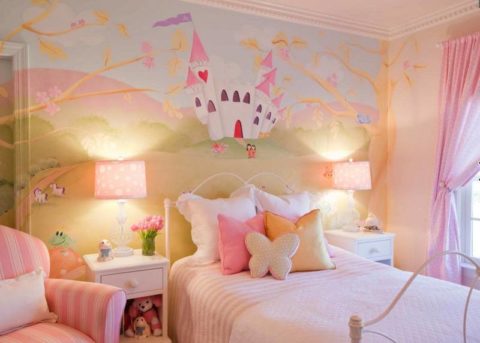 Warna kertas dinding yang lembut digabungkan secara harmoni dengan skema warna umum di bilik gadis itu