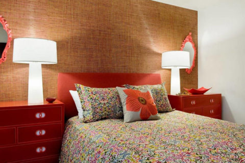 Bahagian dalam bilik tidur yang hangat dengan kertas dinding tekstil di dinding aksen