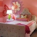 Warna perabot dengan latar belakang kertas dinding terang mestilah neutral