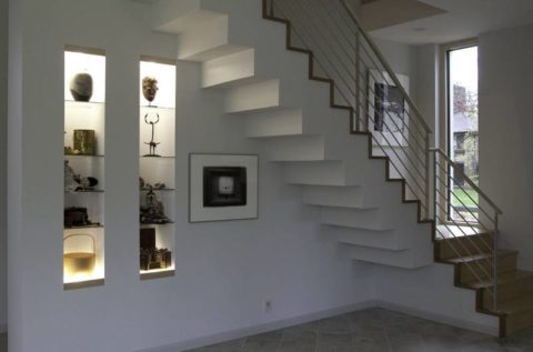 Reka bentuk ruang dinding di bawah tangga