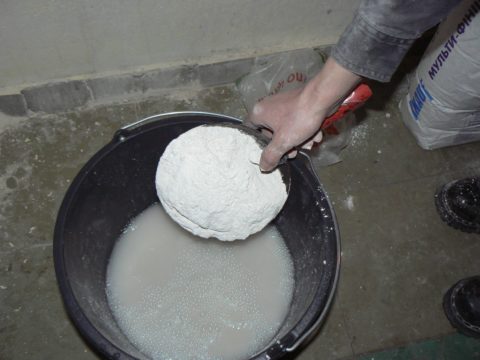 Campuran dempul: gipsum dituangkan ke dalam bekas dengan air bersih